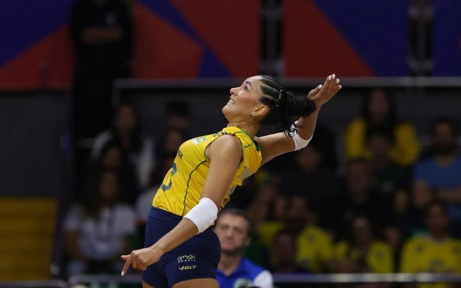 A oposta Tainara, da Seleção Brasileira, sofreu lesão no joelho e está fora da VNL