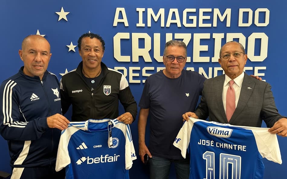Bubista, técnico de Cabo Verde, e Jardim, do Flamengo, na Toca da Raposa (Foto: Divulgação)