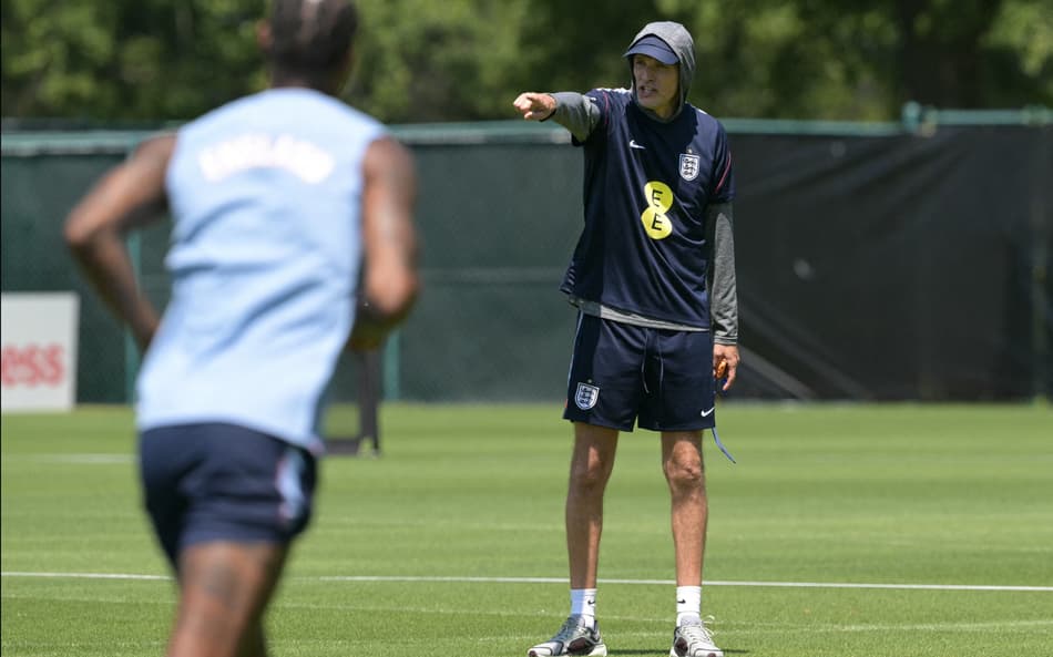 Thomas Tuchel usa moletom térmico em treino da Inglaterra antes de duelo pela Copa do Mundo (Foto: Juan MABROMATA / AFP)