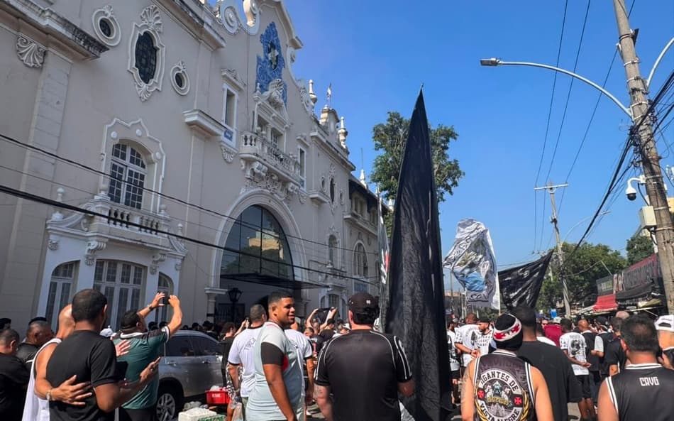 Torcedores do Vasco em protesto na frente de São Januário