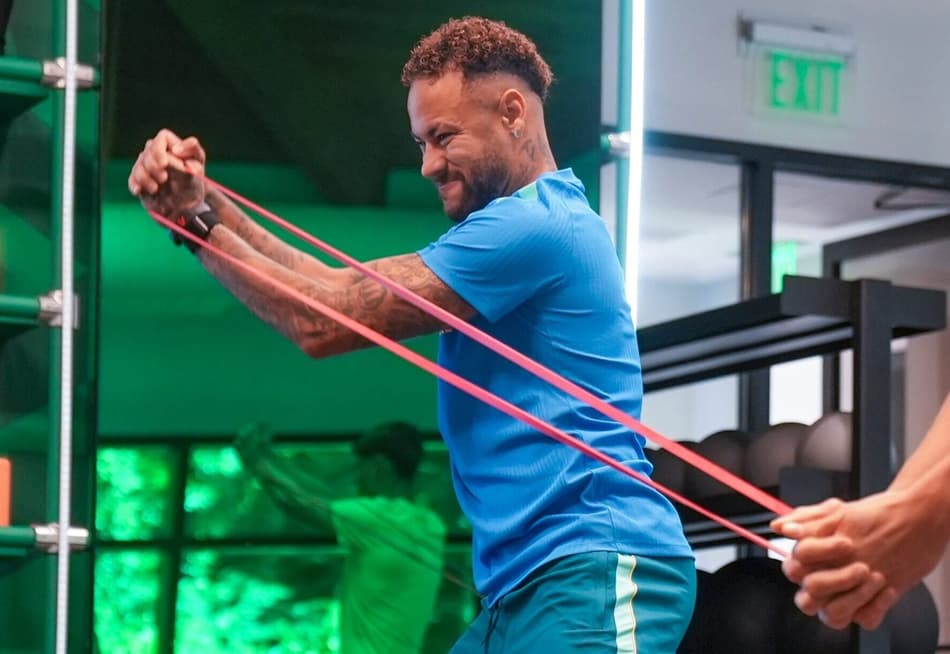 Neymar durante treino na academia do hotel da Seleção Brasileira