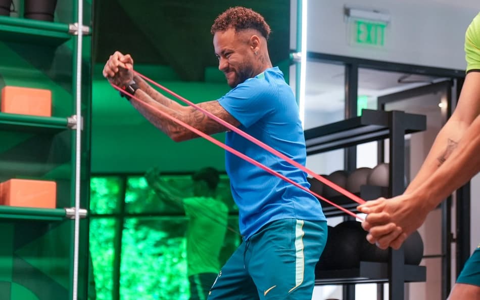 Neymar durante treino na academia do hotel da Seleção Brasileira