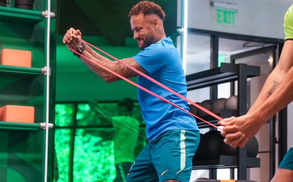 Neymar durante treino na academia do hotel da Seleção Brasileira