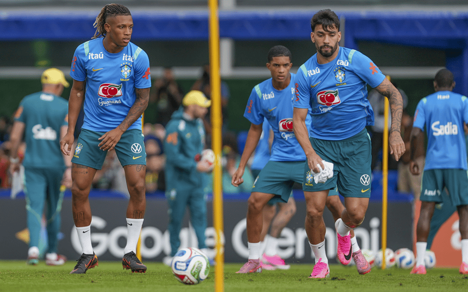 Danilo e Lucas Paquetá em treino da Seleção Brasileira