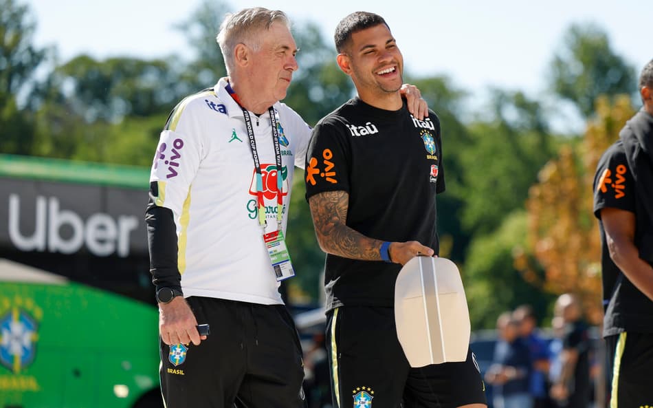 Ancelotti e Bruno Guimarães caminham no CT do Brasil nos EUA