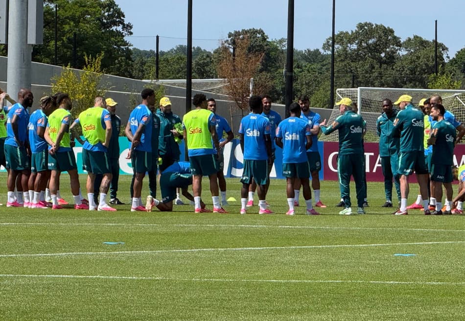 Ancelotti reúne jogadores da Seleção antes do treino