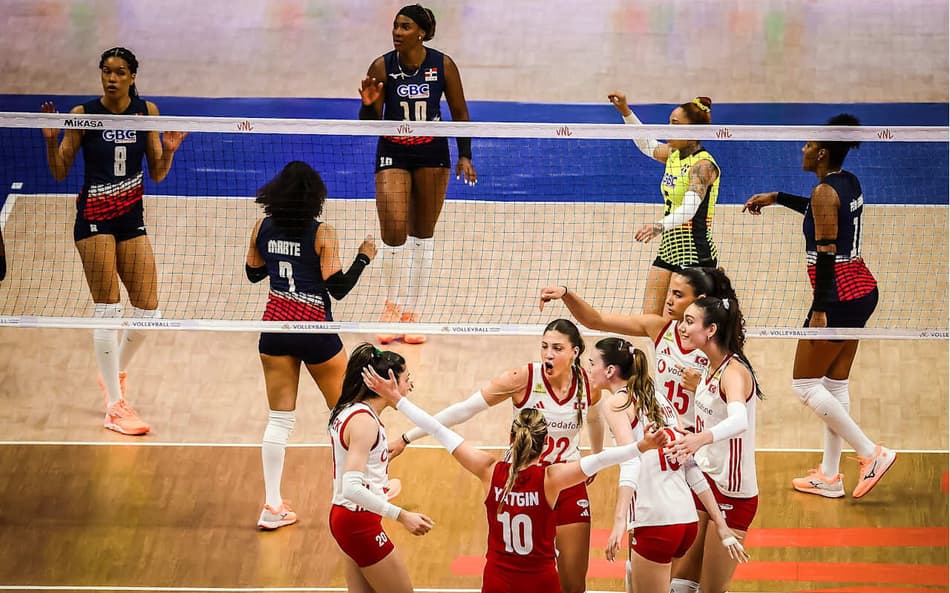 Turquia e República Dominicana se enfrentam na primeira semana da VNL, em Brasília (Foto: Volleyball World)