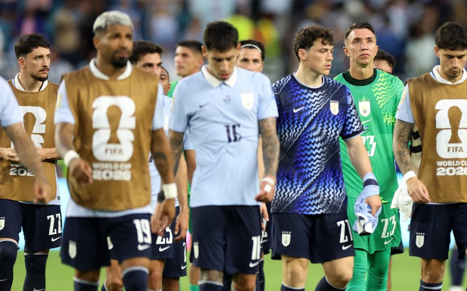 Jogadores do Uruguai, de camisa azul, deixam o gramado cabisbaixos após o empate com Cabo Verde na Copa do Mundo