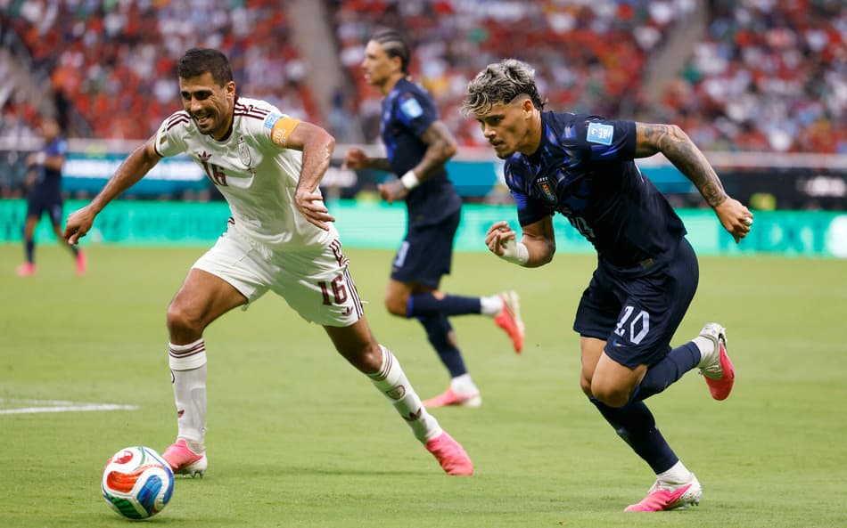 Jogadores da Espanha e Uruguai brigando pela bola