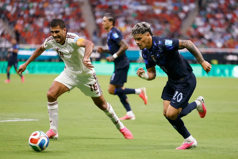 Jogadores da Espanha e Uruguai brigando pela bola