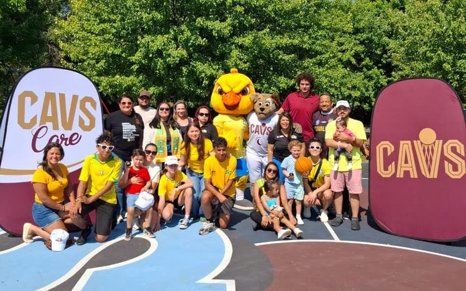 Ação em praça de Cleveland une Varejão e mascotes da Seleção e do Cavaliers