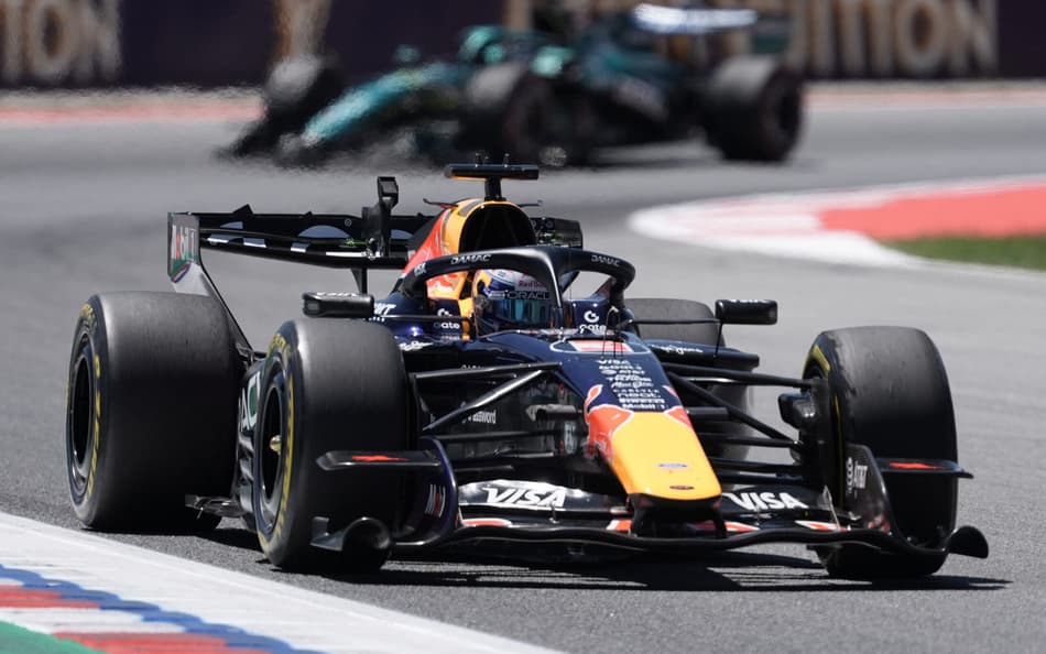 Max Verstappen durante treinos no Circuito da Catalunha na F1