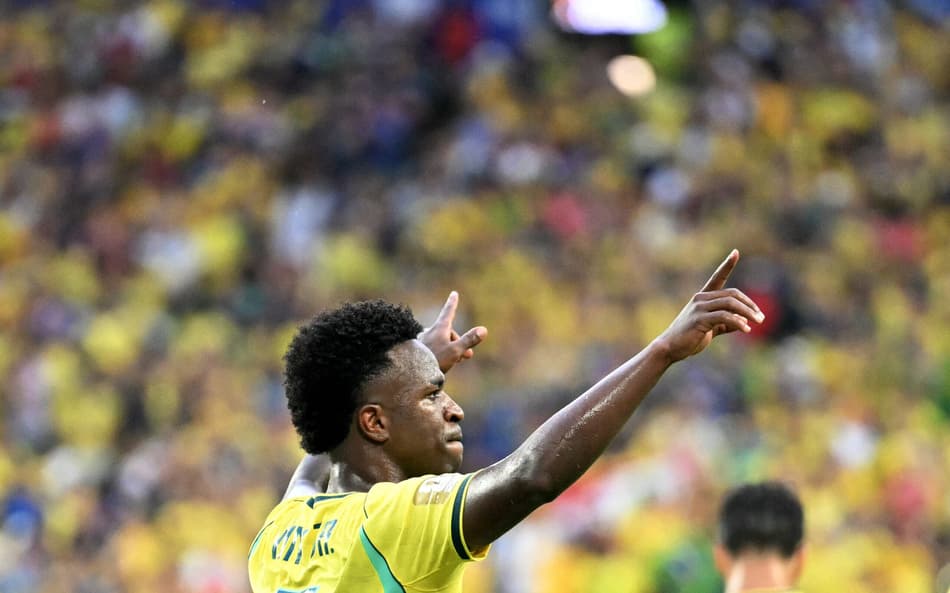 Vini Jr comemora após marcar o segundo gol do Brasil contra a Escócia na Copa do Mundo de 2026 (Foto: Chandan Khanna/AFP)