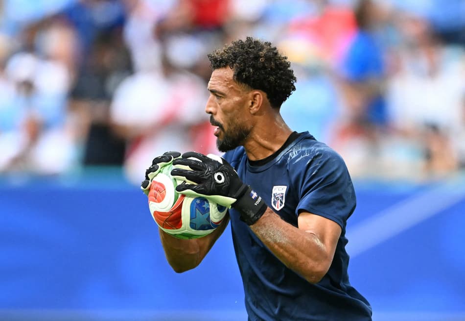 Vozinha no aquecimento para Cabo Verde x Uruguai pela Copa do Mundo