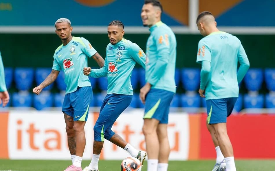 Wesley (esq.) durante treino da Seleção na Granja Comary