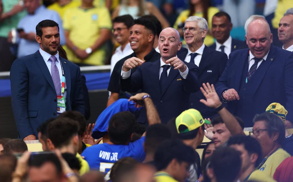 Samir Xaud, Ronaldo, Gianni Infantino e Arsené Wenger durante Brasil x Escócia