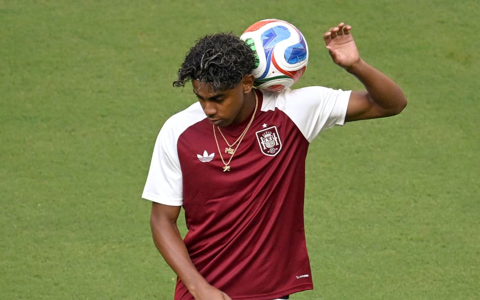 Yamal aquecendo com a bola antes da partida entre Uruguai x Espanha