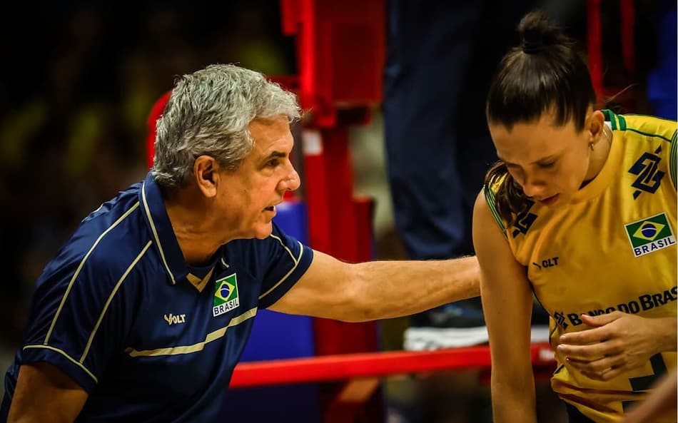 Zé Roberto conversa com Macris em Brasil x República Dominicana pela VNL 2026 (Foto: Volleyball World)