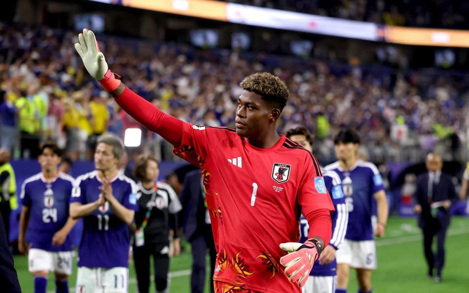 O goleiro Zion Suzuki, de camisa vermelha com mangas longas, acena para os torcedores presentes em Japão x Suécia após o jogo da Copa do Mundo