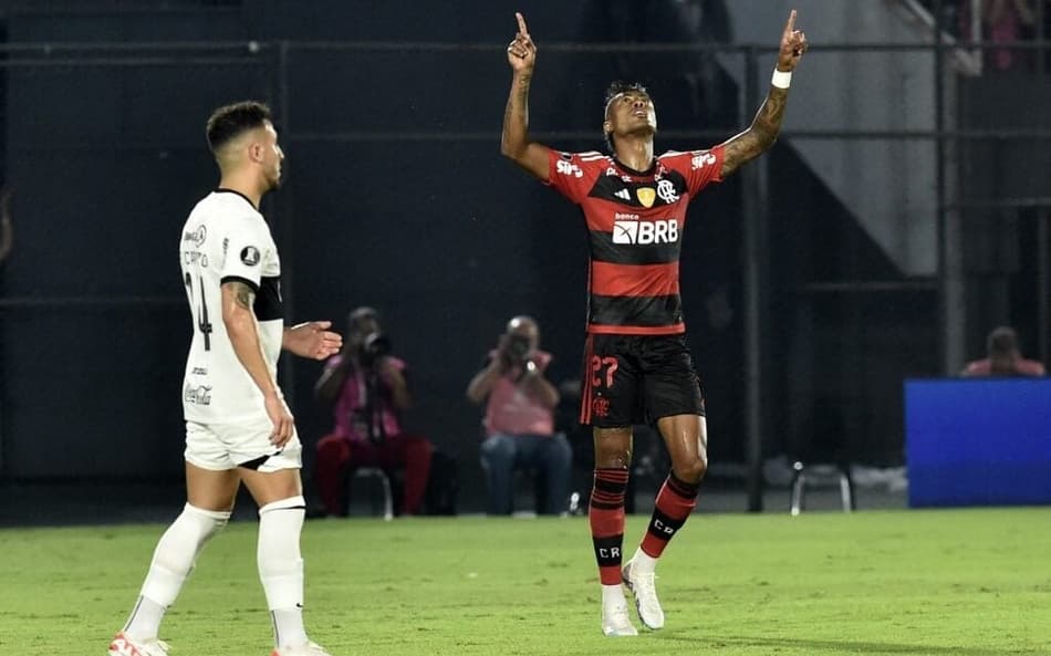 Bruno Henrique aponta para o céu em comemoração de gol do Flamengo contra o Olimpia
