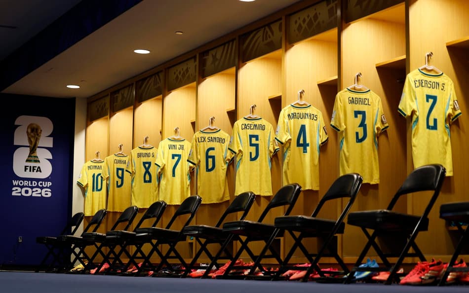 Camisas da Seleção Brasileira no vestiário antes da partida de Copa do Mundo.