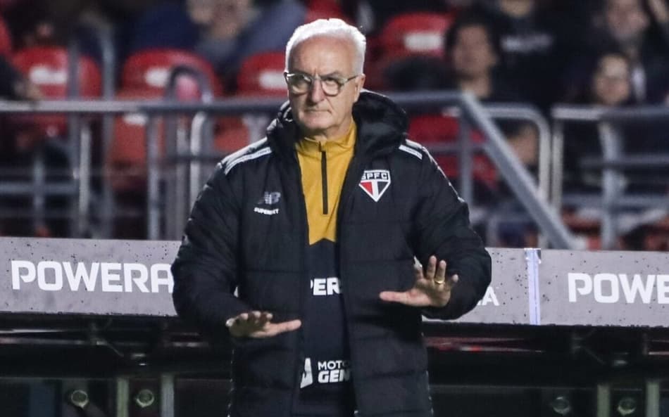 Dorival à beira do gramado no Morumbis pelo São Paulo