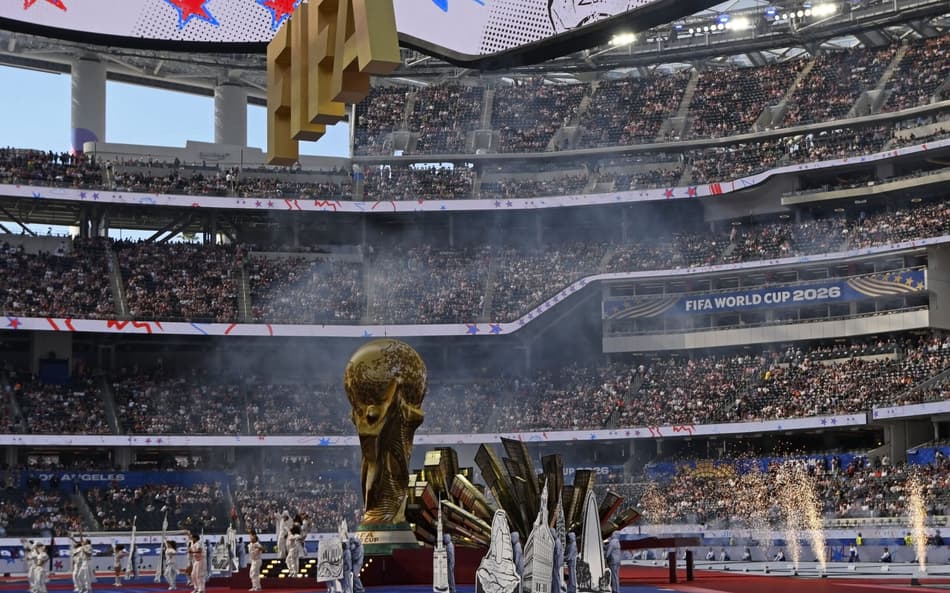 Cerimônia de abertura da Copa do Mundo de 2026, com a taça da competição e o símbolo da Fifa.