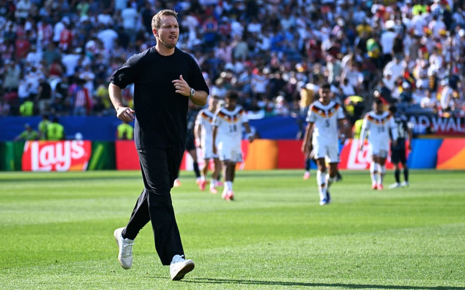Julian Nagelsmann, ex-treinador da Alemanha, saindo de campo correndo durante o intervalo na partida contra o Paraguai, que eliminou os alemães na Copa do Mundo.