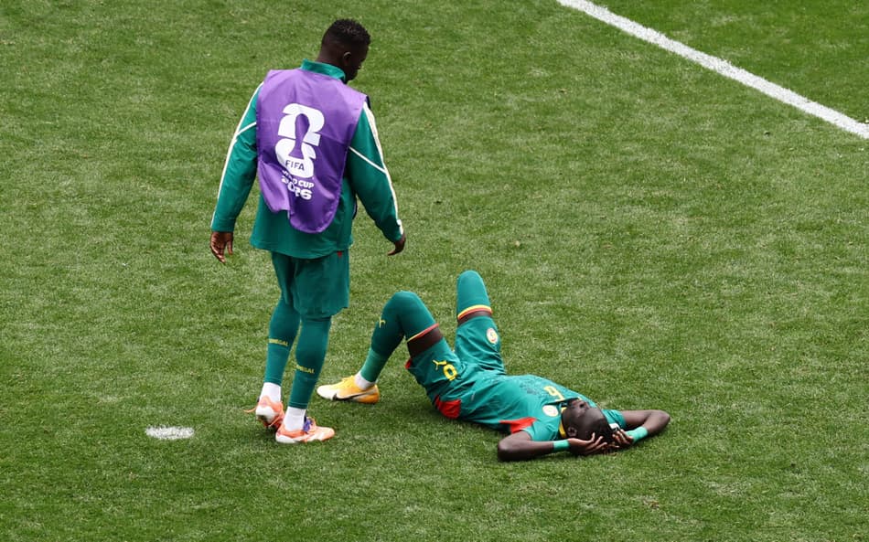 Jogadores do Senegal desolados com virada belga na Copa (Foto: Reuters/Folhapress)