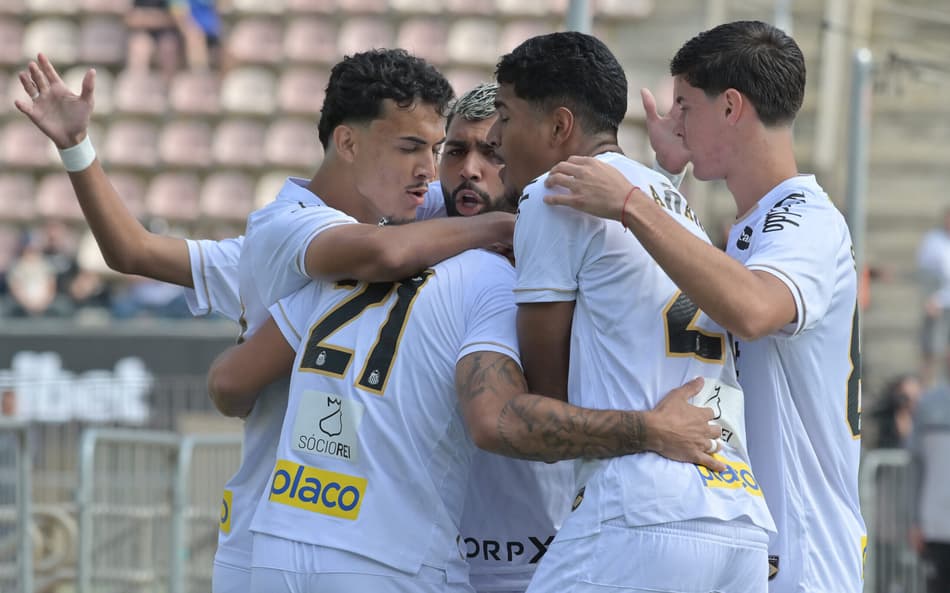 Moisés comemora gol com elenco do Santos. (Foto: Agif/Folhapress)