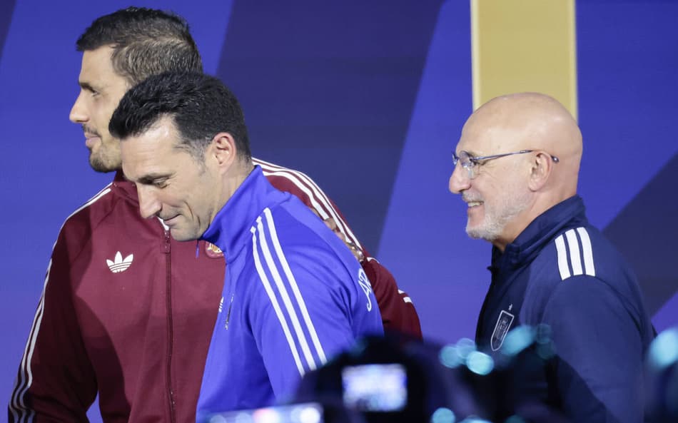 Lionel Scaloni, treinador da Argentina, e Luis de La Fuente, comandante da Espanha, se cumprimentando em coletiva de imprensa antes da final da Copa do Mundo.
