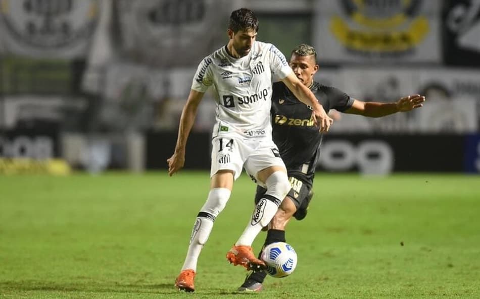 Luan Peres em duelo pelo Santos na Copa Sul-Americana. (Foto: Raul Baretta/ Santos FC)