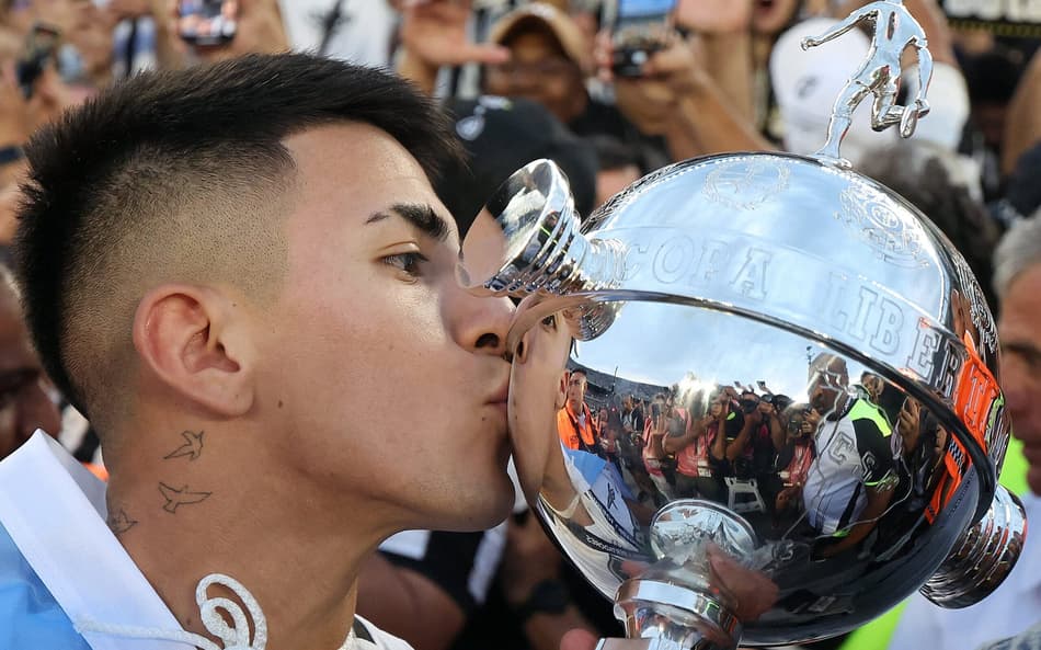 Thiago Almada e o troféu da Libertadores do Botafogo (Foto: Vítor Silva/Botafogo)