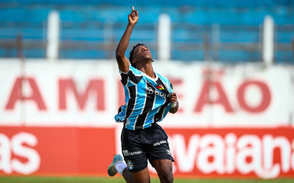 Gabriel Mec abre o placar para o Grêmio contra o Goiás (Foto: Angelo Pieretti/Grêmio FBPA)