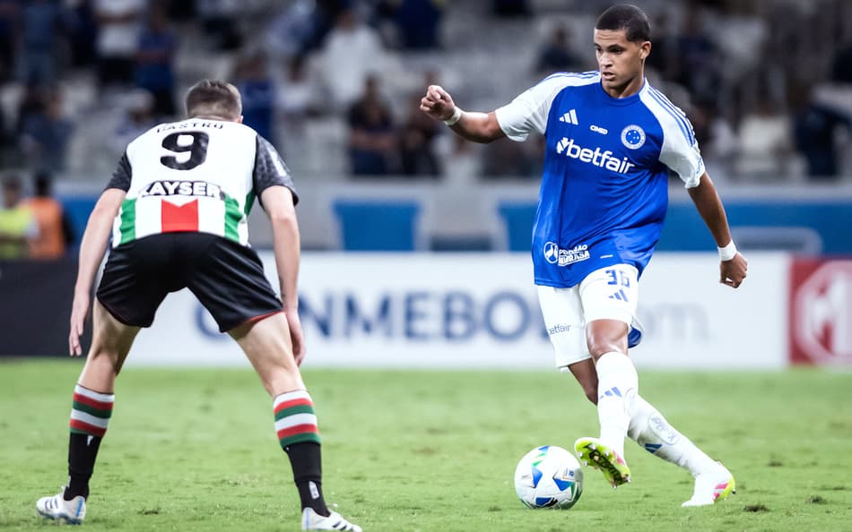 Kauã Prates jogando com a camisa do Cruzeiro no Mineirão