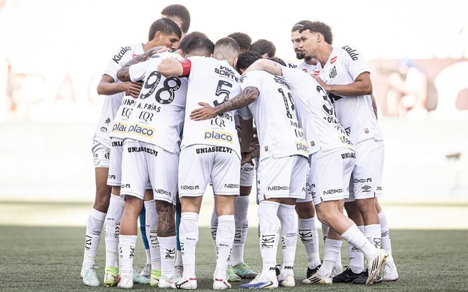 Elenco do Santos em partida no Nilton Santos, contra o Botafogo, em 2026. (Foto: Raul Baretta/ Santos FC)