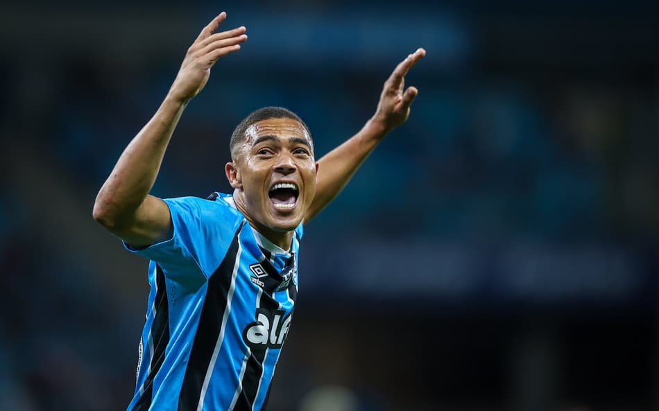 Carlos Vinícius tem futuro indefinido no Grêmio e desperta interesse de outros clubes