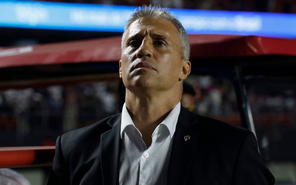 Ex-técnico do São Paulo, Crespo é anunciado por novo clube