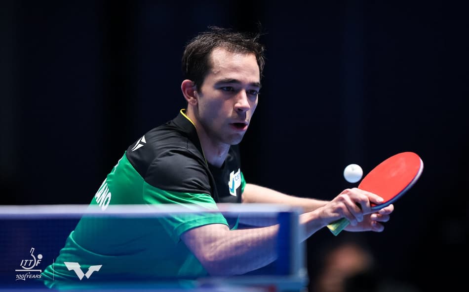 Hugo Calderano é surpreendido nas quartas de final do Mundial de Tênis de Mesa por Equipes 2026 (Foto: WTT)