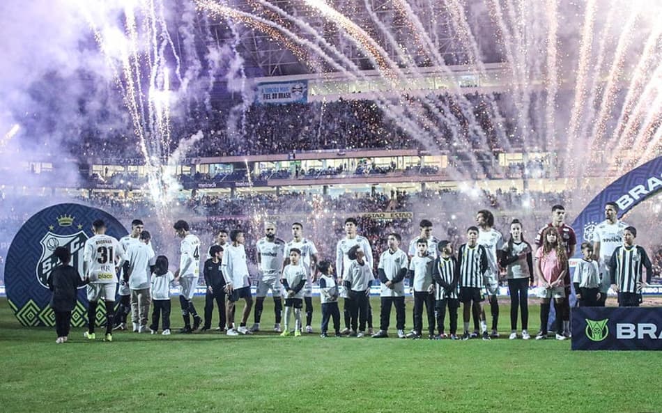 Elenco do Santos durante duelo contra o Grêmio, pelo Brasileirão 2026. (Foto: Raul Baretta/ Santos FC)