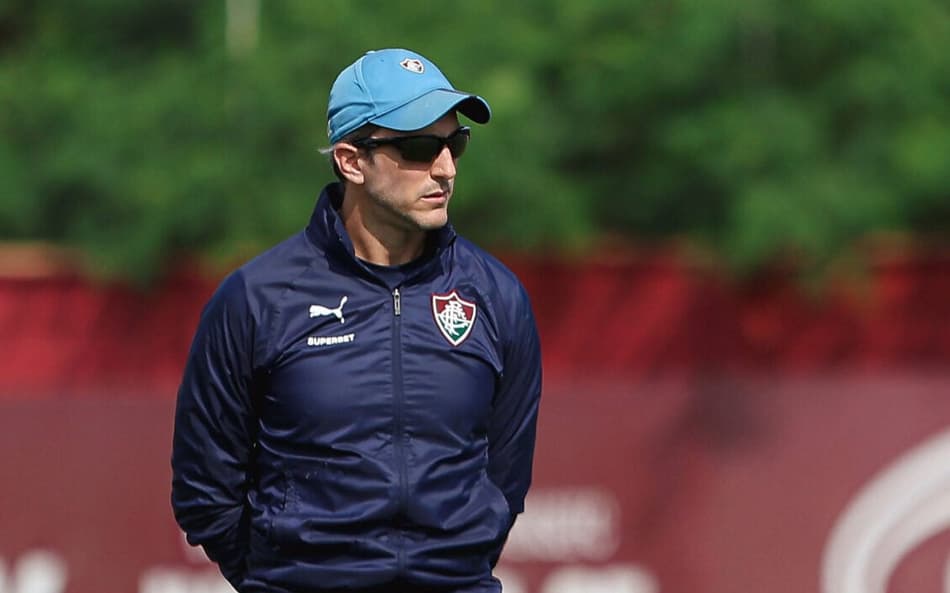 Zubeldía em treino do Fluminense no CT Carlos Castilho (Foto: Lucas Merçon/ Fluminense FC)