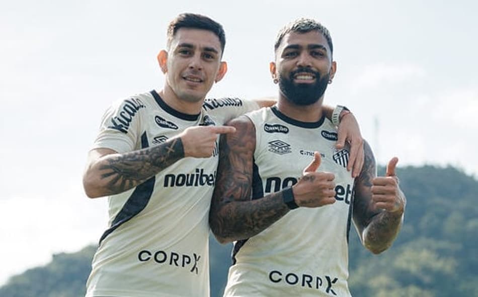Escobar e Gabigol durante treino do Santos no CT Rei Pelé. (Foto: Raul Baretta/ Santos FC)