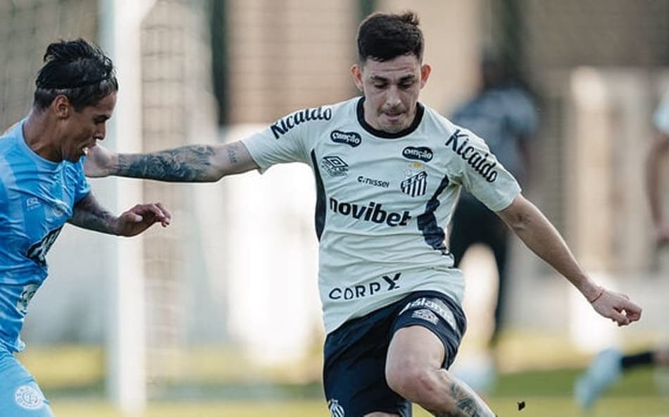 Escobar durante jogo-treino do Santos, no CT Rei Pelé. (Foto: Raul Baretta/ Santos FC)