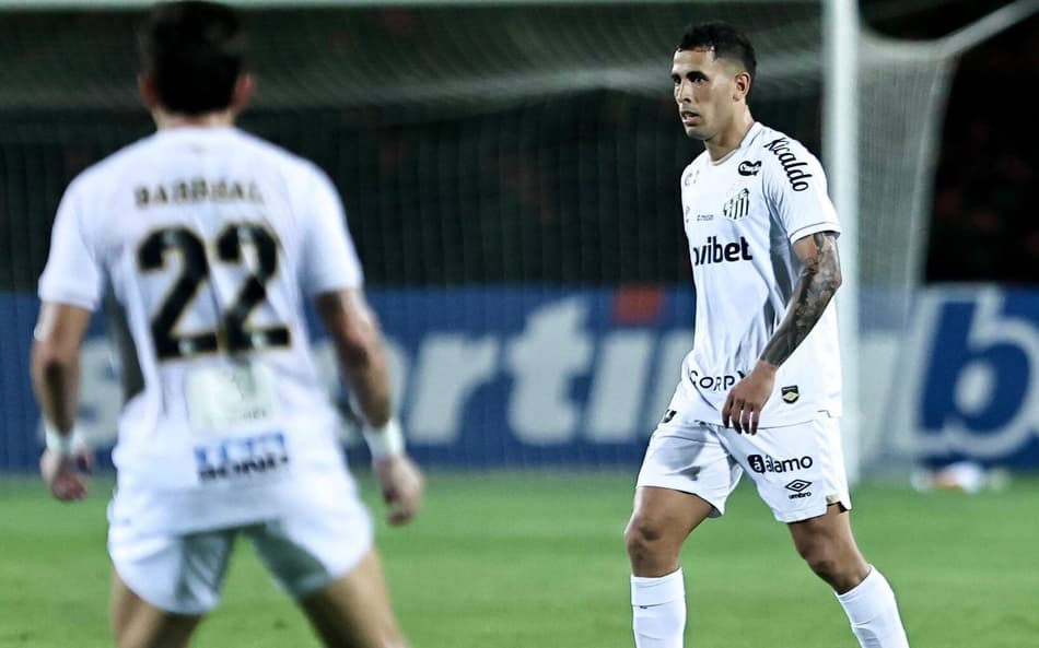 Christian Oliva, volante do Santos, durante partida contra o UCV, no duelo de ida da Sul-Americana.