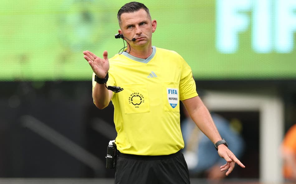 Michael Oliver é um dos árbitros renomados do Mundial de Clubes (Foto: Charly Triballeau/AFP)