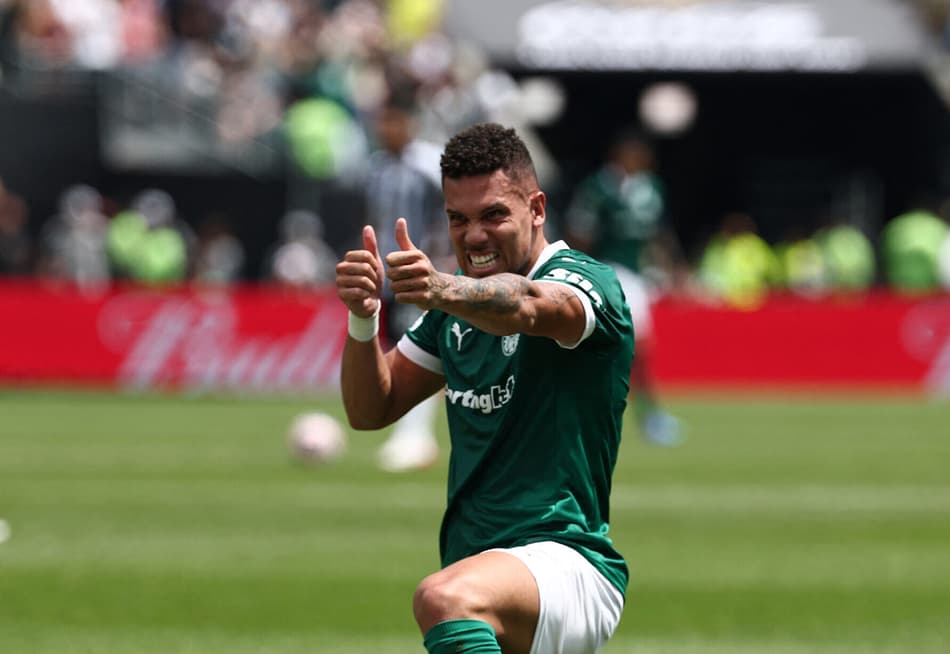 Paulinho comemora gol em Palmeiras x Botafogo (Foto: FRANCK FIFE / AFP)