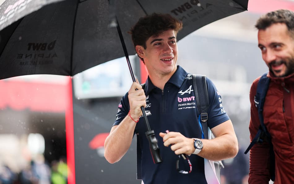 Franco Colapinto chega ao GP de Las Vegas, nos EUA (Foto: Hector Vivas/Getty Images/AFP)
