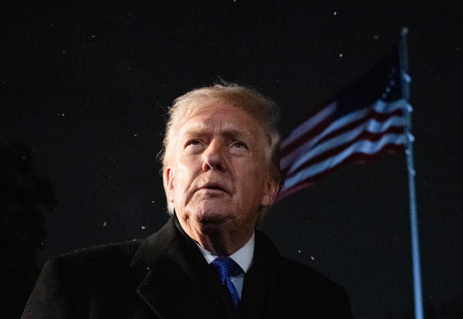 O presidente dos EUA, Donald Trump, conversa com jornalistas antes de deixar a Casa Branca, a caminho de Mar-a-Lago, em 6 de fevereiro de 2026. (Foto: Andrew Caballero-Reynolds/AFP)