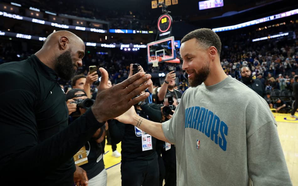 Stephen Curry, do Golden State Warriors, cumprimenta LeBron James, do Los Angeles Lakers, após jogo no Chase Center, em San Francisco, em 9 de abril de 2026 (Foto: Ezra Shaw/Getty Images/AFP)