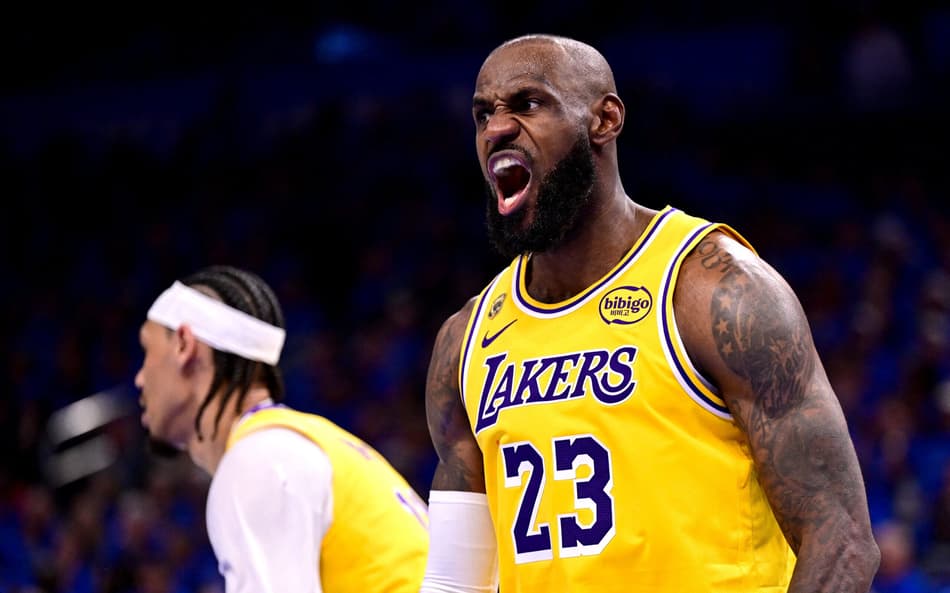 LeBron James em ação na semifinal da Conferência Oeste da NBA 2025/26 (Foto: JOSHUA GATELEY / GETTY IMAGES)